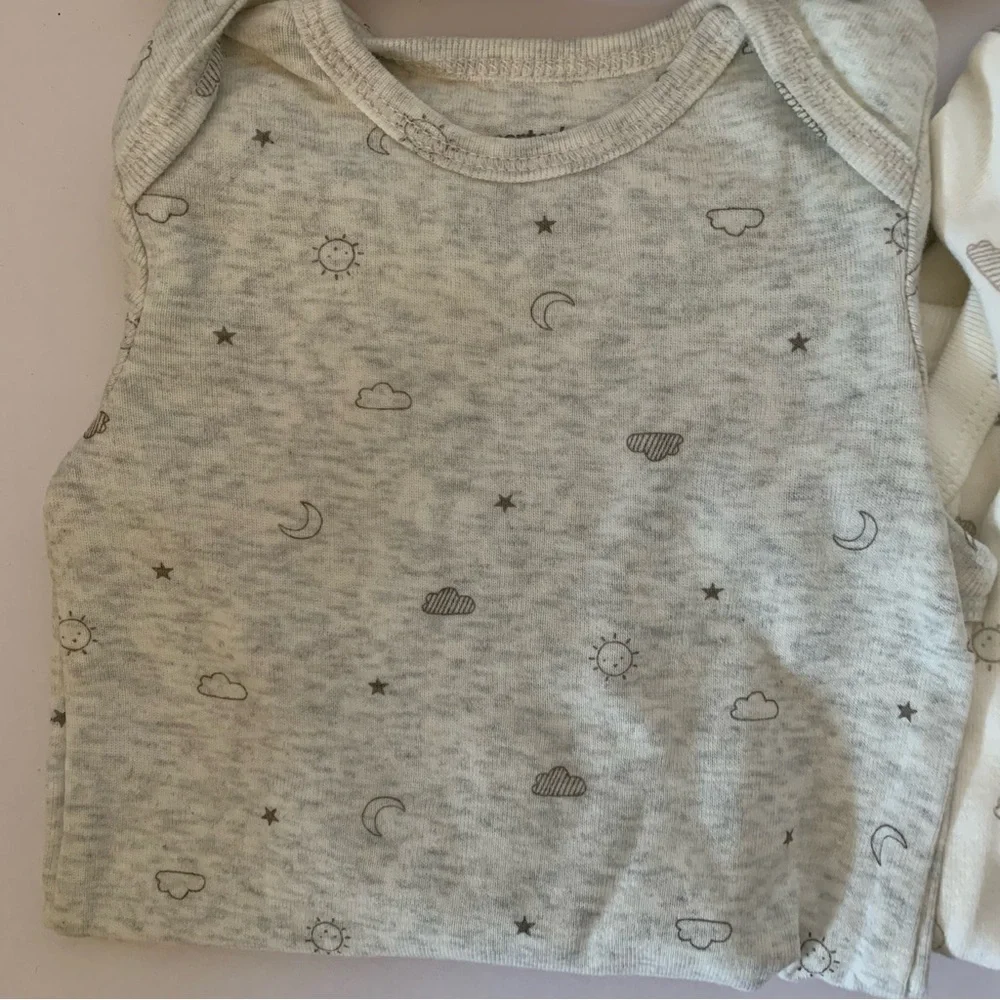 NWT. CARTER’S Hippo, Sun, & Moon 6 Pack Bodysuits
